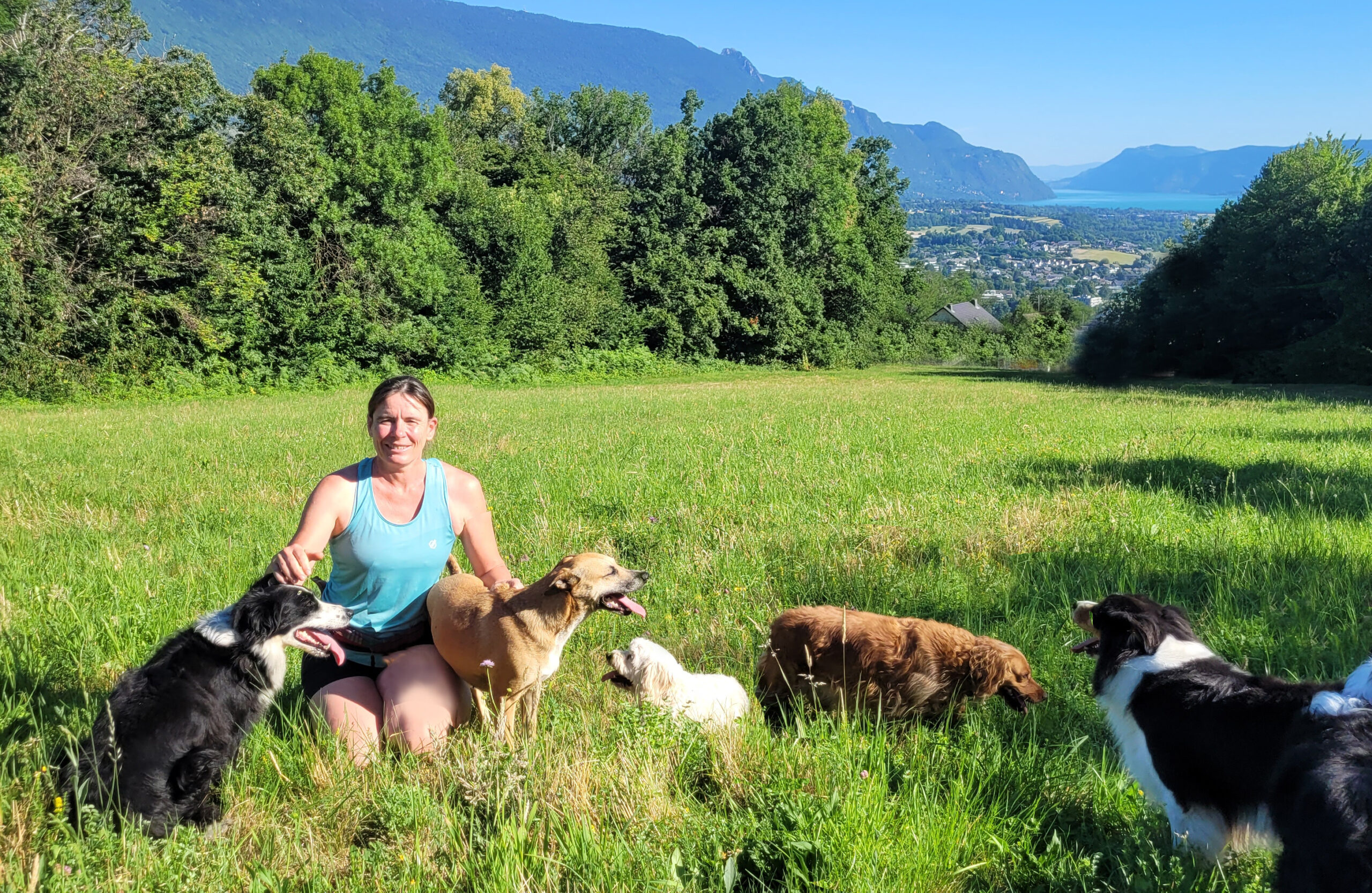 L'intervenante en médiation animale caresse les poneys